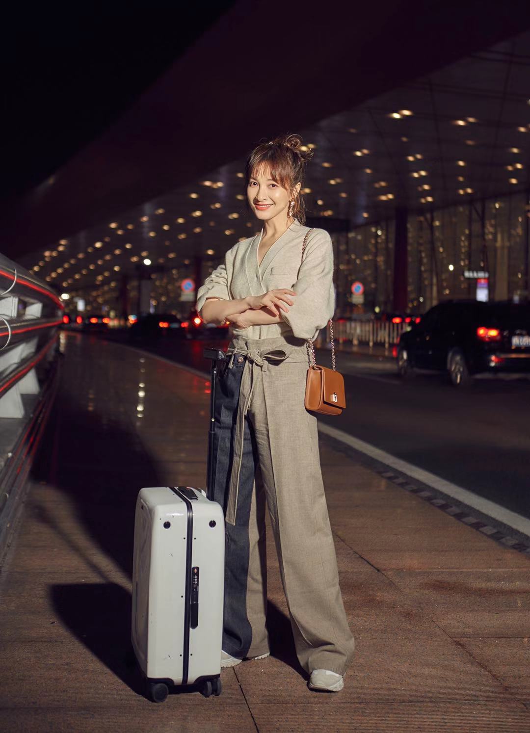 360娱乐1/6日前,吴昕开启米兰时装周行程,身穿燕麦色上衣搭配拼色阔腿