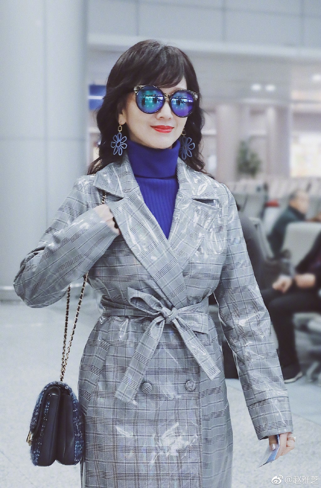 赵雅芝机场照曝光 紧身小风衣显气质 面露微笑向摄像师招手