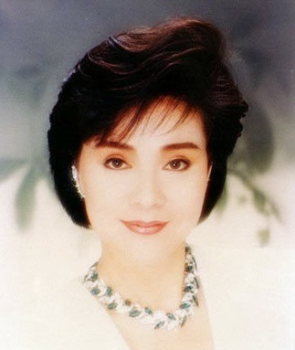 她是金马奖常客,演活陆依萍,嫁初恋52年情不变