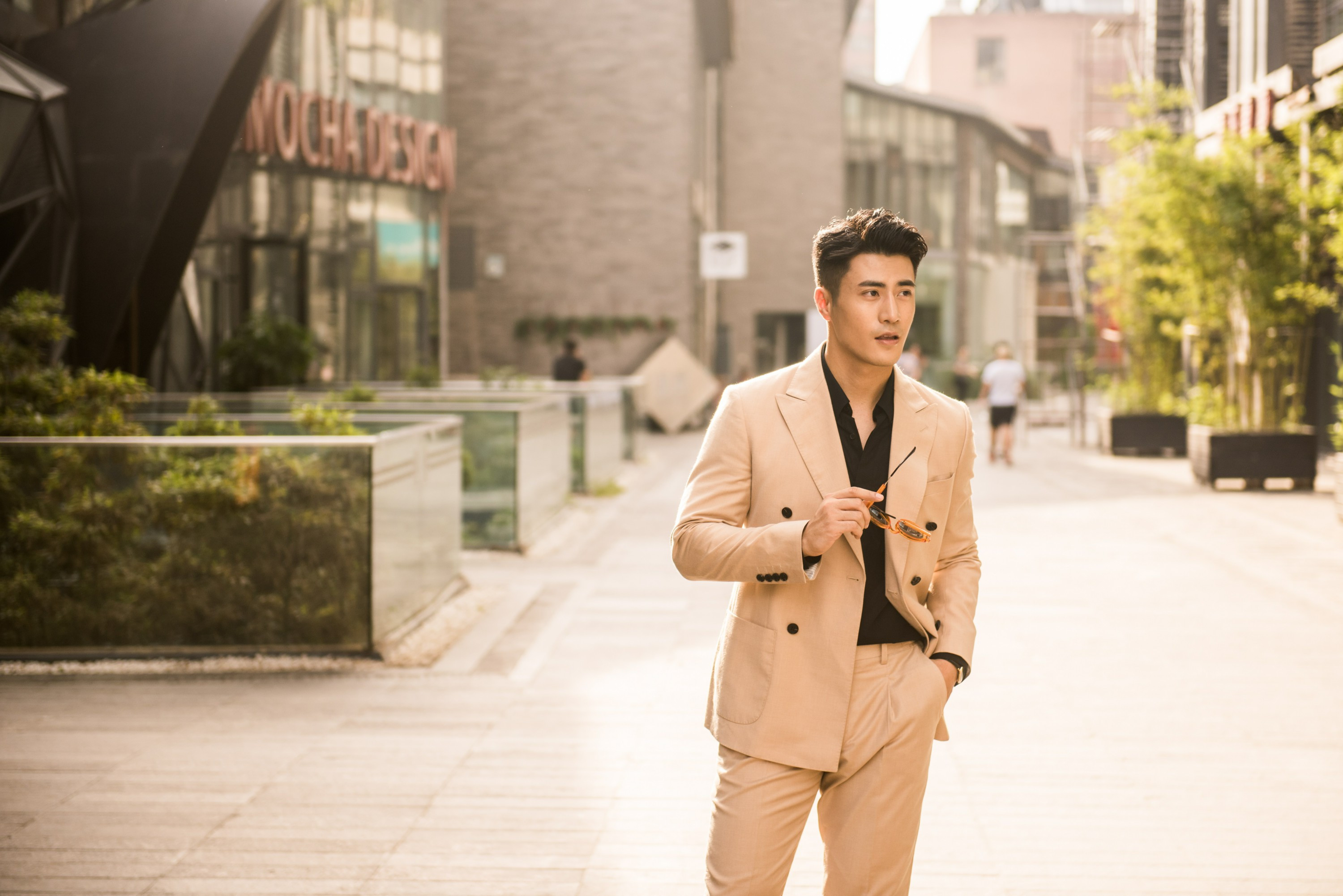 李晨浩青年海归演员,在美剧《尖峰时刻》和超级网剧《盗墓笔记》