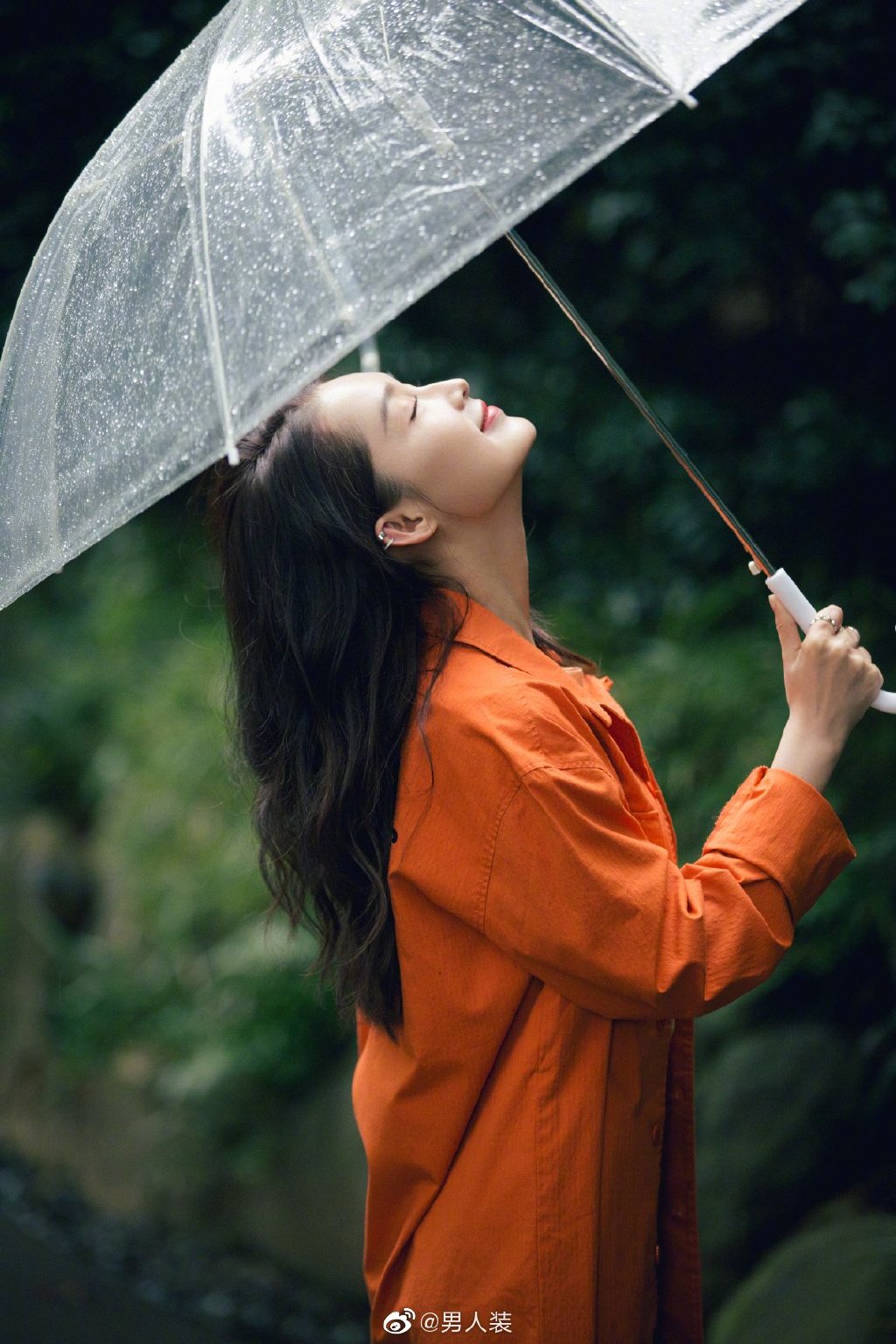 4K实拍下雨天撑伞接雨水的女性手部特写视频特效素材-千库网