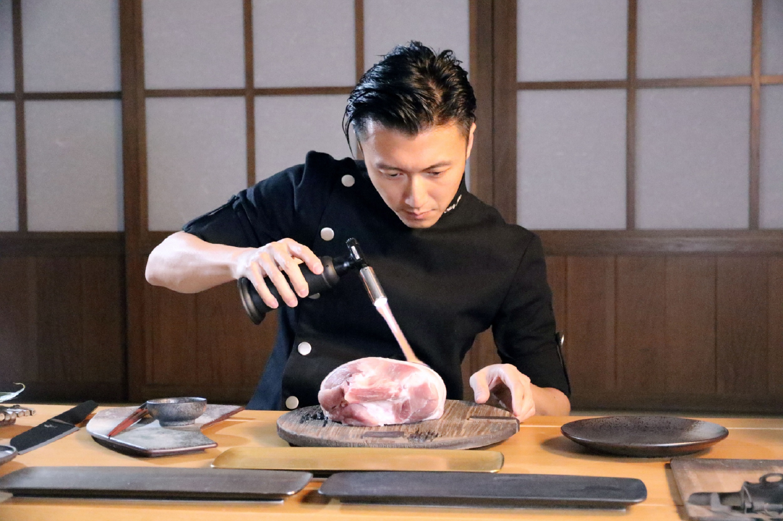 谢霆锋身兼数职拍大片 自编自导自演过足瘾