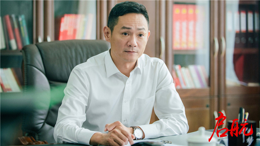 央视大剧启航曝老戏骨剧照神情严肃剧情引期待