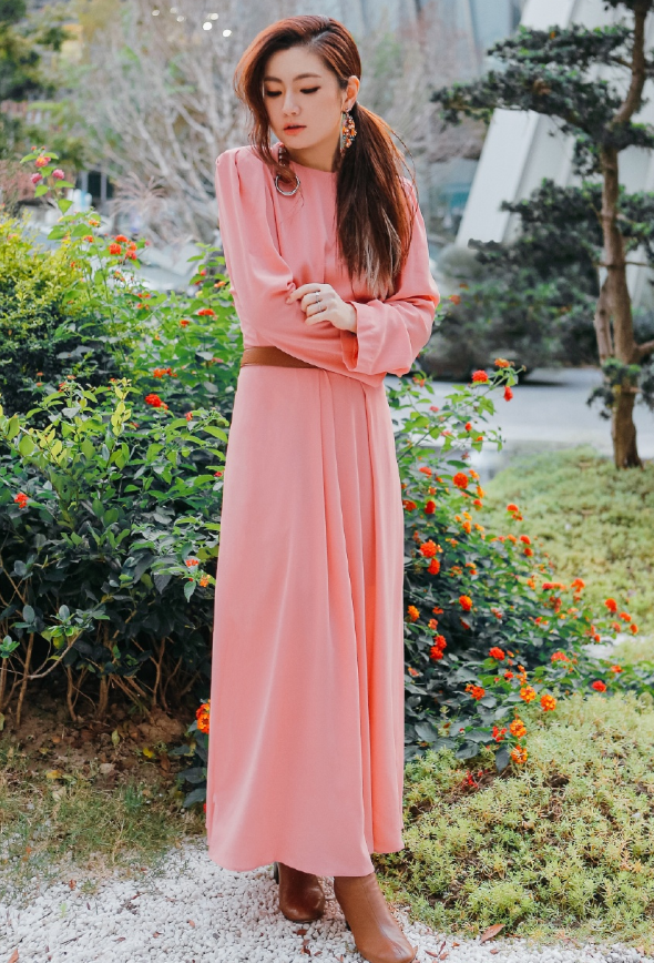 童年女星远赴韩国?烧伤后美颜重现,selina美得好不真实