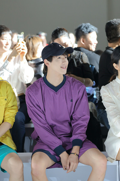 陆羽紫衣鸭舌帽演绎激荡青春活力少年绽放飒爽笑容