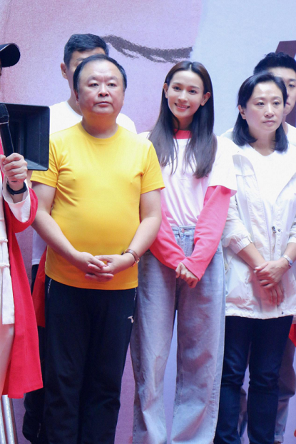 开机仪式上,总制片人敦淇,导演高希希,制片人胡晴,刘航筝,编剧胡芳翊