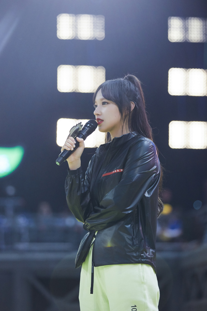 程潇甜酷亮相极限青春发布会诠释不服输滑板精神