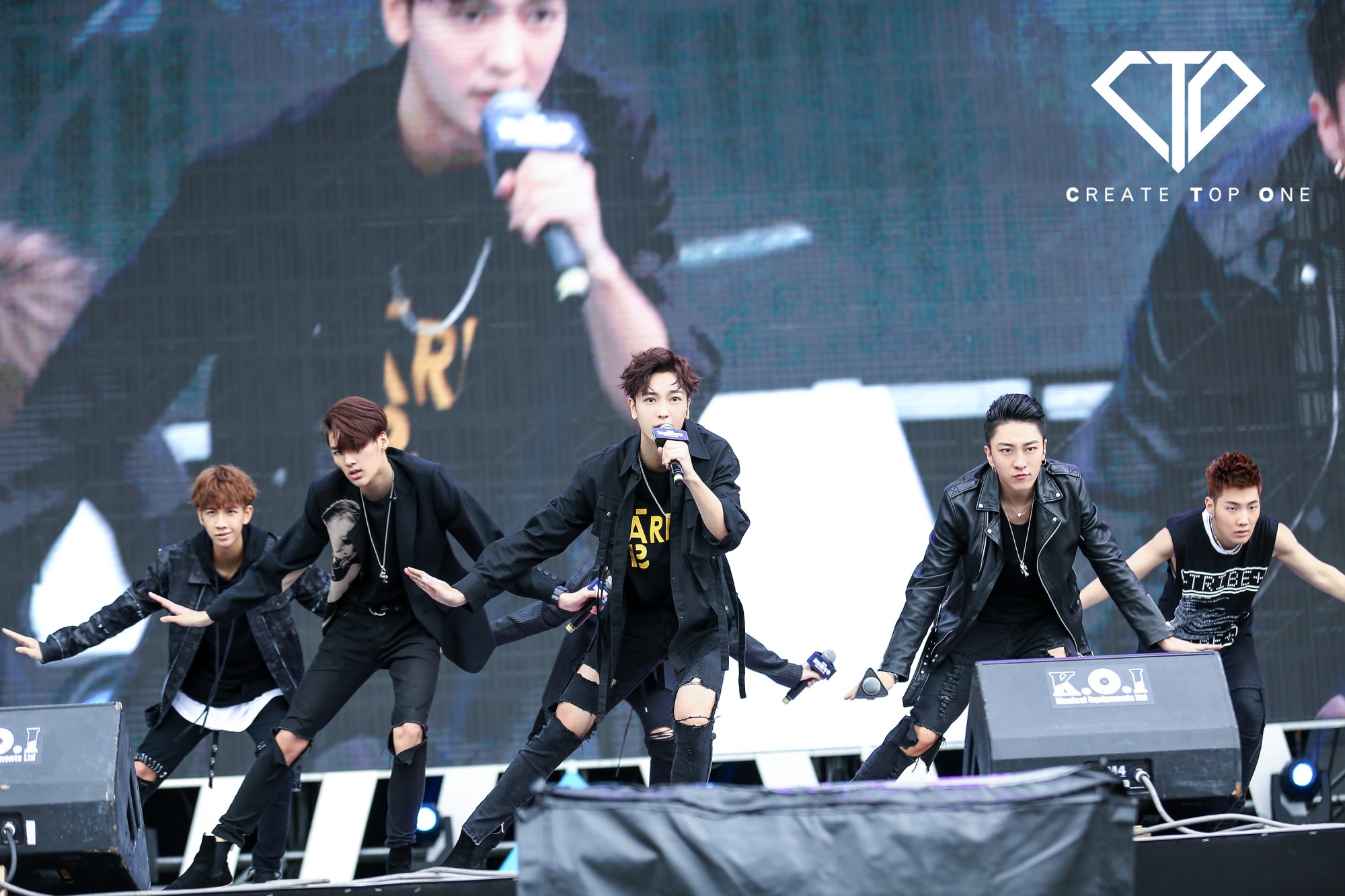 cto男团内地首秀全开麦雨中唱跳躁动全场