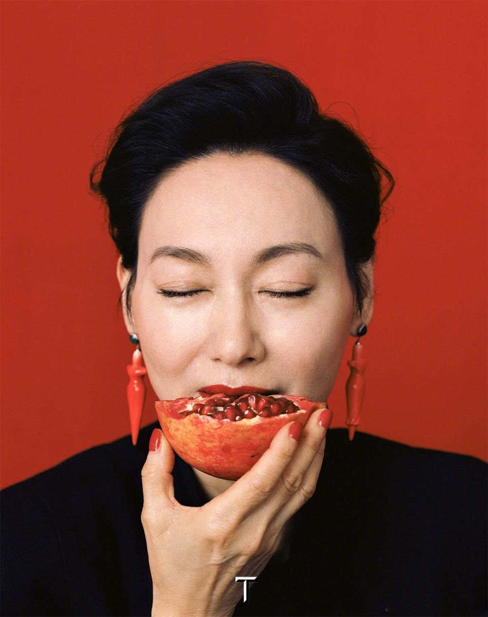 年纪越大越有韵味!58岁惠英红不怕拍特写,49岁蒋雯丽白到要发光