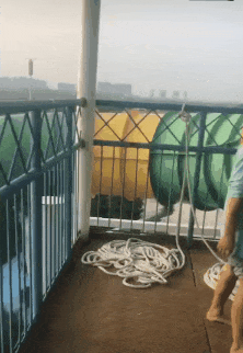 搞笑gif: 差一步掉进深渊无法生还 - 360娱乐,你开心就好