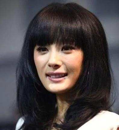 范冰冰和林志玲都没能驾驭的老土发型, 却让赵丽颖有了意外之美!