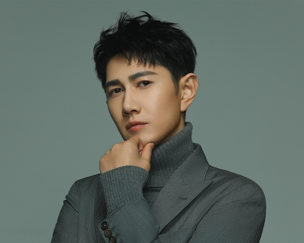 近日,演员何明翰曝光了一组时尚写真.