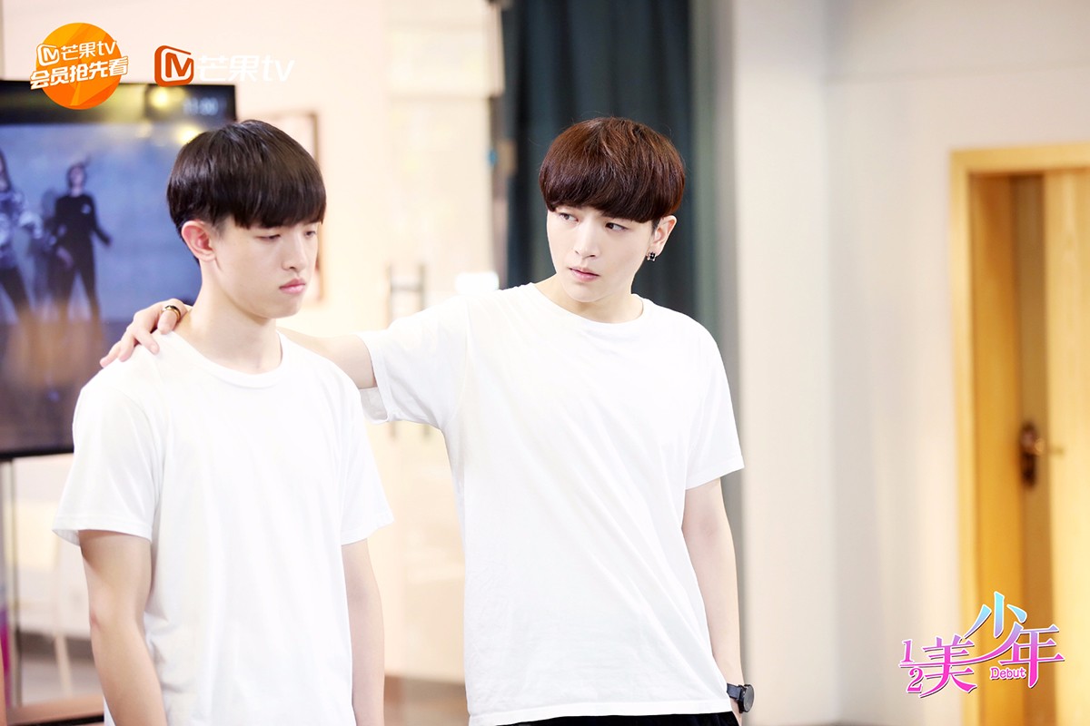 由叶子诚,周升,金丽婷等一众新人演员倾情演绎的高燃青春剧《二分之一