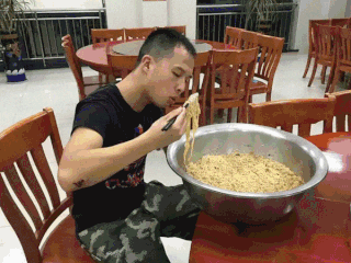 爆笑GIF: 老板, 你别抱怨我饭量大, 我干起活来一个顶俩 - 360娱乐，你开心就好