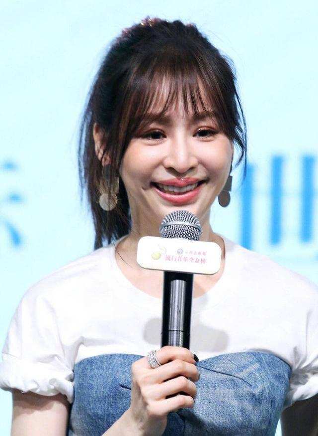 王心凌近照再变脸笑容僵硬颜值不复当年