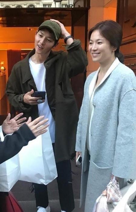 宋仲基宋慧乔庆祝求婚一周年，东京街头挽手散步