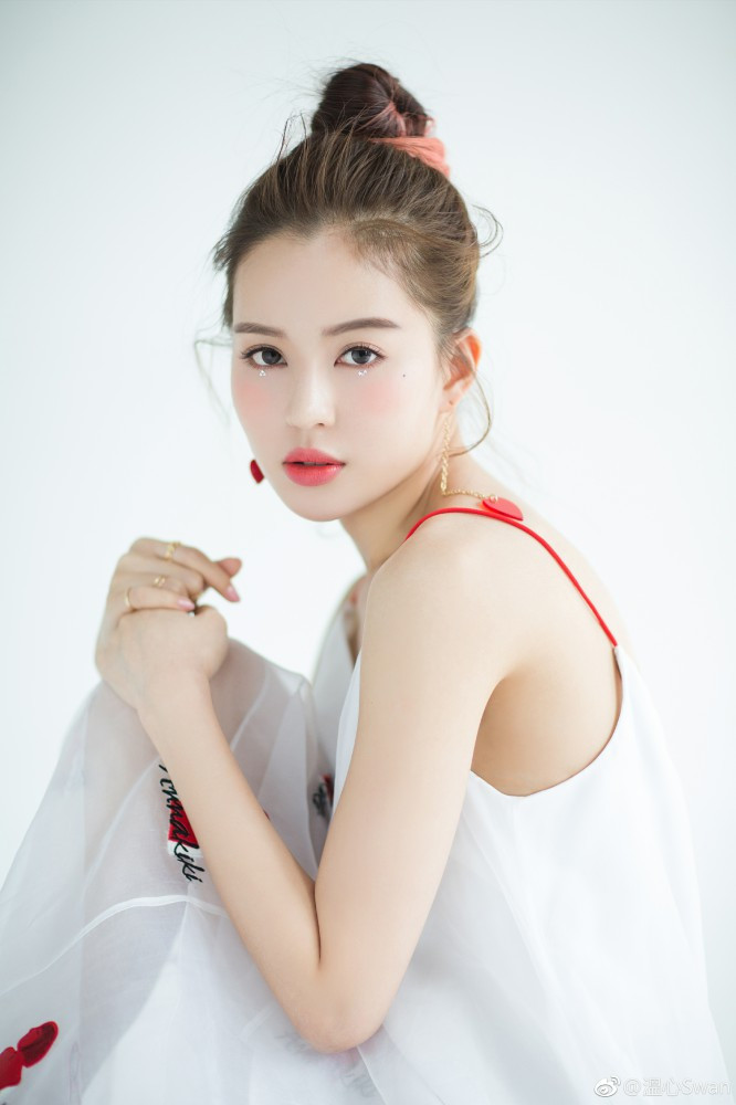 在《心理罪》中饰演校花邓琳玥大放异彩,之后接拍了多部优秀作品.