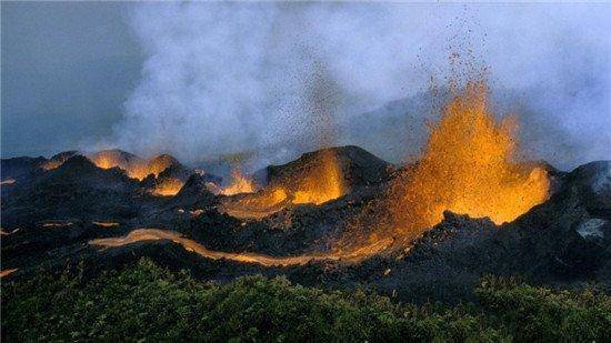 火山爆发场面非常震撼 途径之地生灵涂炭