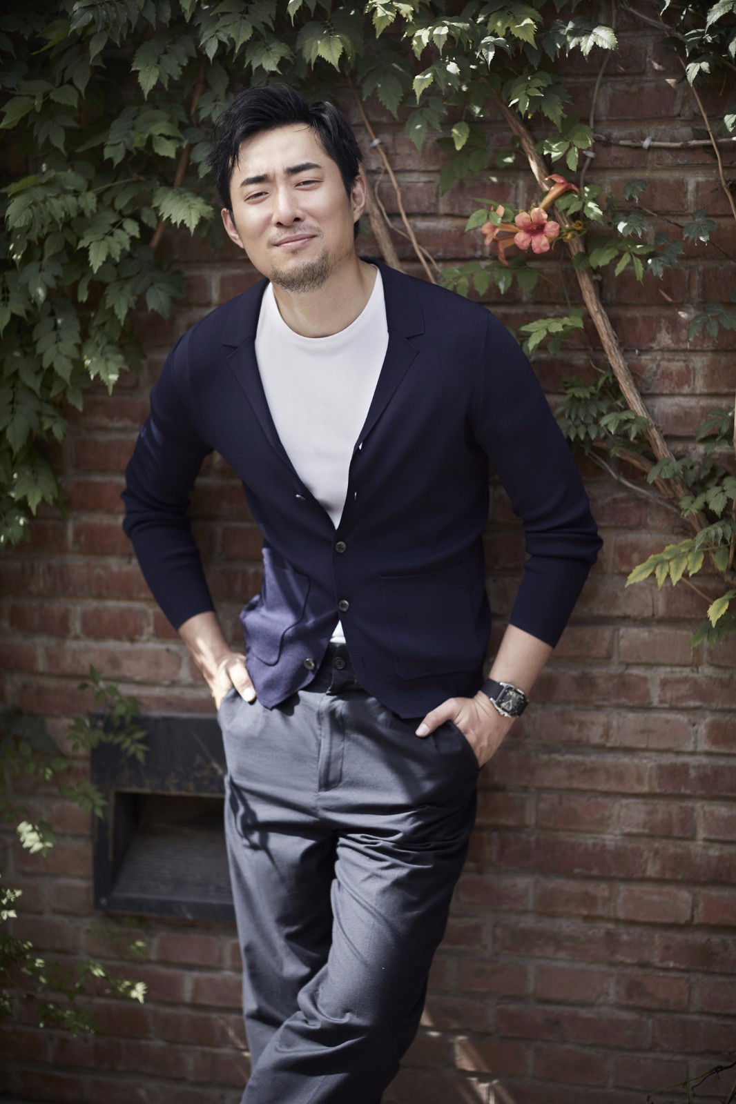 近日,演员胡译仁最新秋季写真全新温暖来袭,身着牛仔外套的他在镜头前