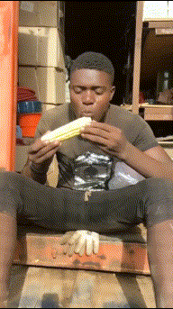 搞笑gif:大爷给群主要红包,竟拿出砖头 - 360娱乐,你开心就好