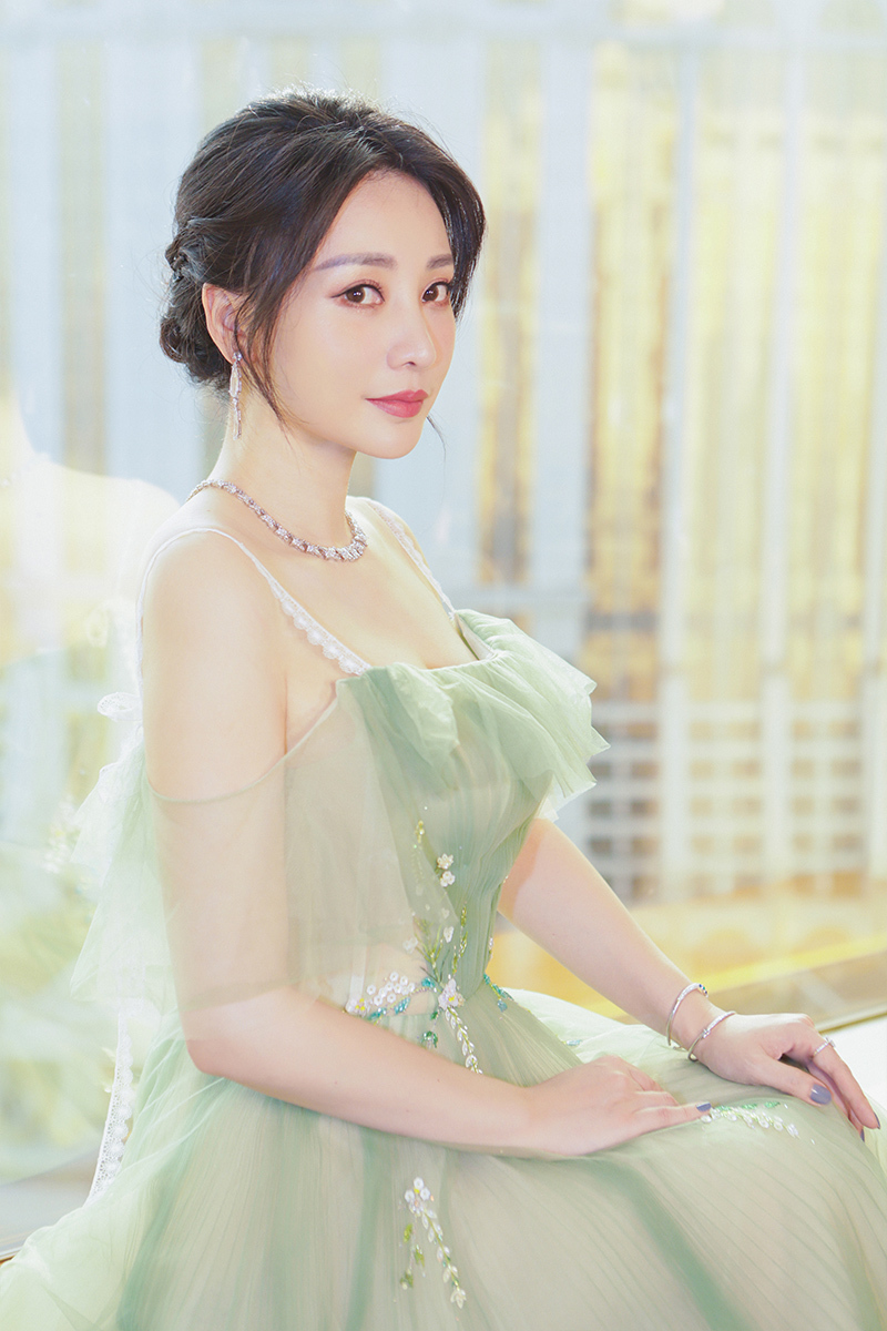 柳岩凭受益人斩获澳门国际电影节最佳女主角翠裙露肩夺影后自信优雅