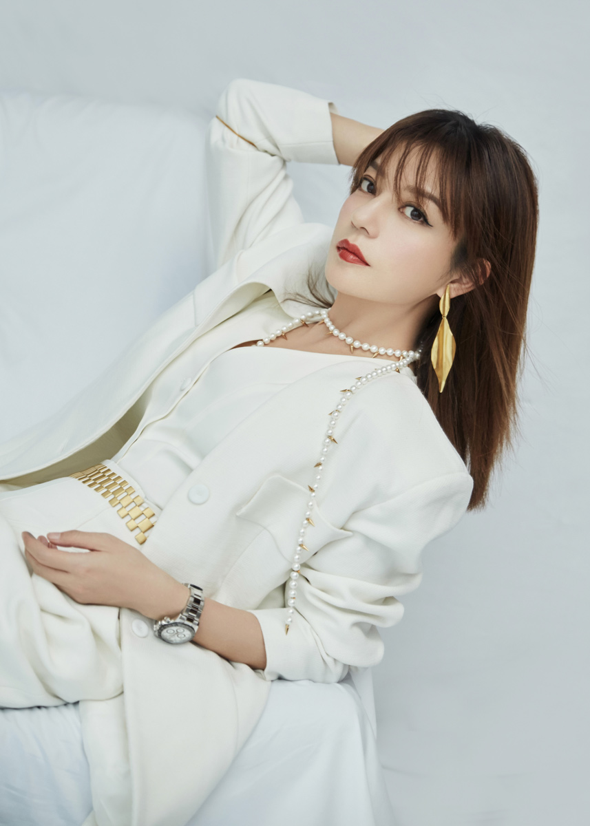 赵薇白色西装率性优雅,金色落叶耳环配美腿超贵妇感觉!