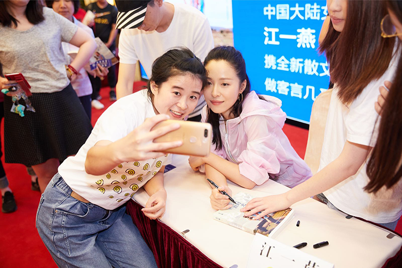 江一燕签售会状态超好互动有爱笑容青春感