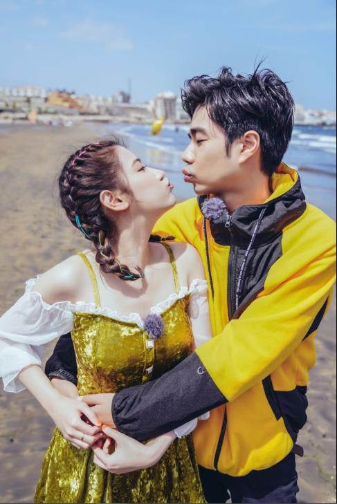 袁成杰一家海滩甜蜜比心 陈芊芊与婆婆亲密似姐妹
