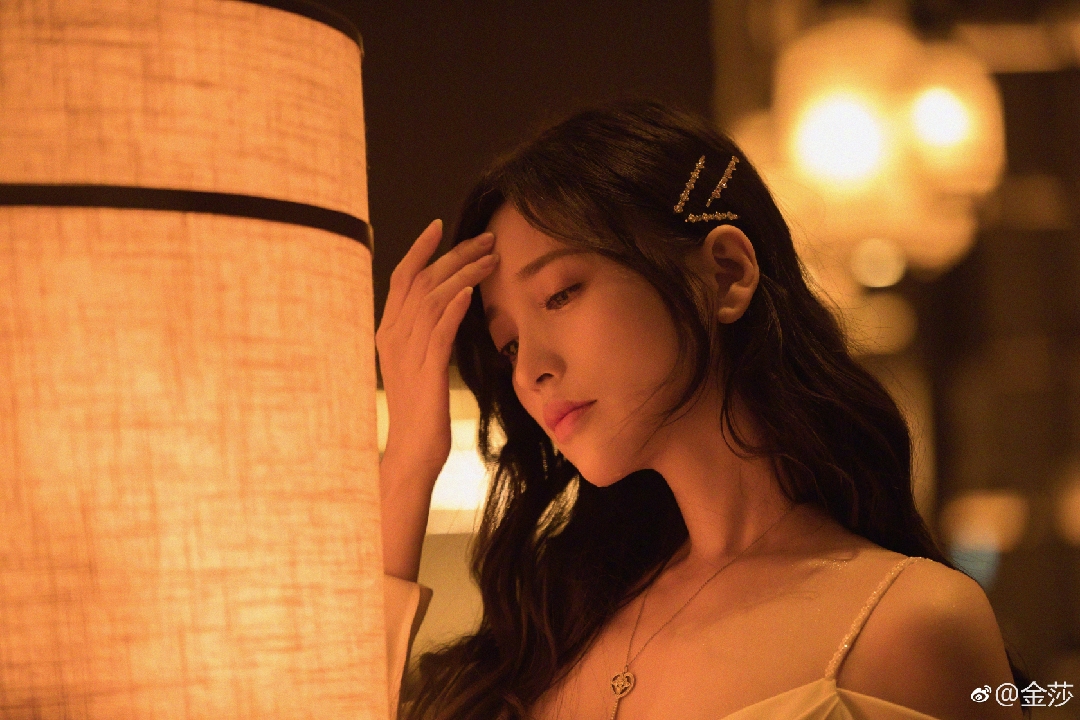 金莎晒照直呼终于不用画锁骨吊带露肩裙俏皮温婉清甜脱俗