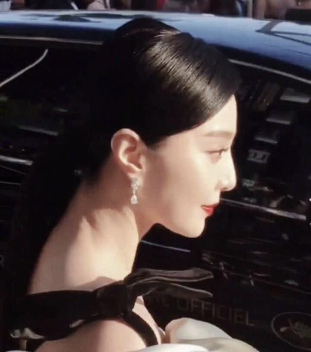 范冰冰戛纳超近距离路透,唇红齿白皮肤也保养的太好了吧?