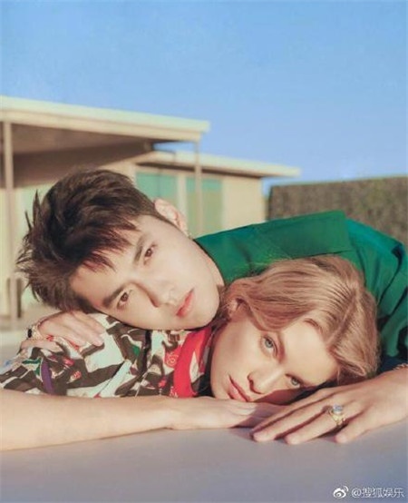 吴亦凡搂维密超模拍写真 对视蒙眼比心甜到掉牙