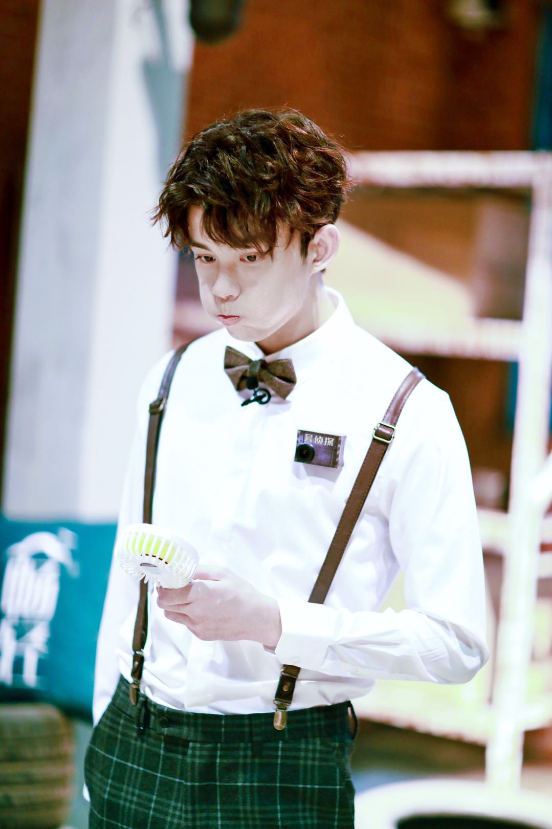 吴磊卷发造型变身推理小王子被调侃直男坐姿萌翻网友