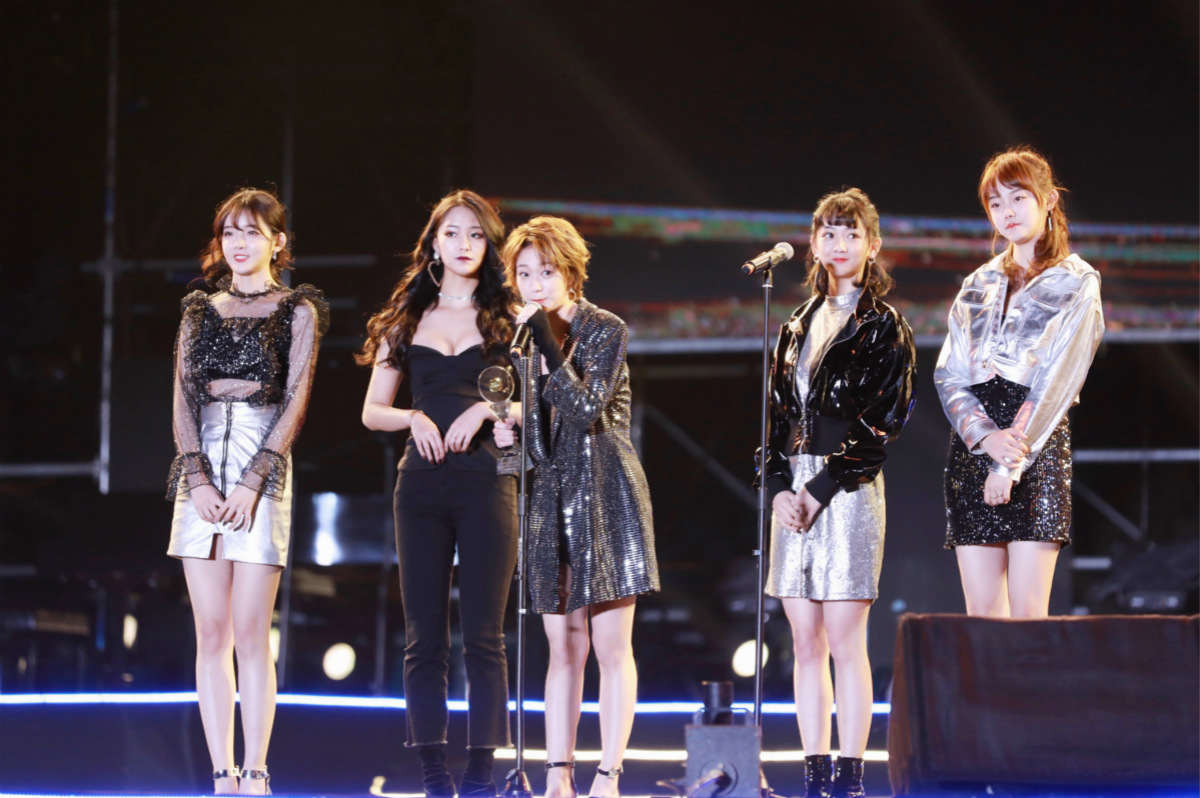 熊梓淇现身亚洲音乐盛典获年度飞跃艺人实至名归