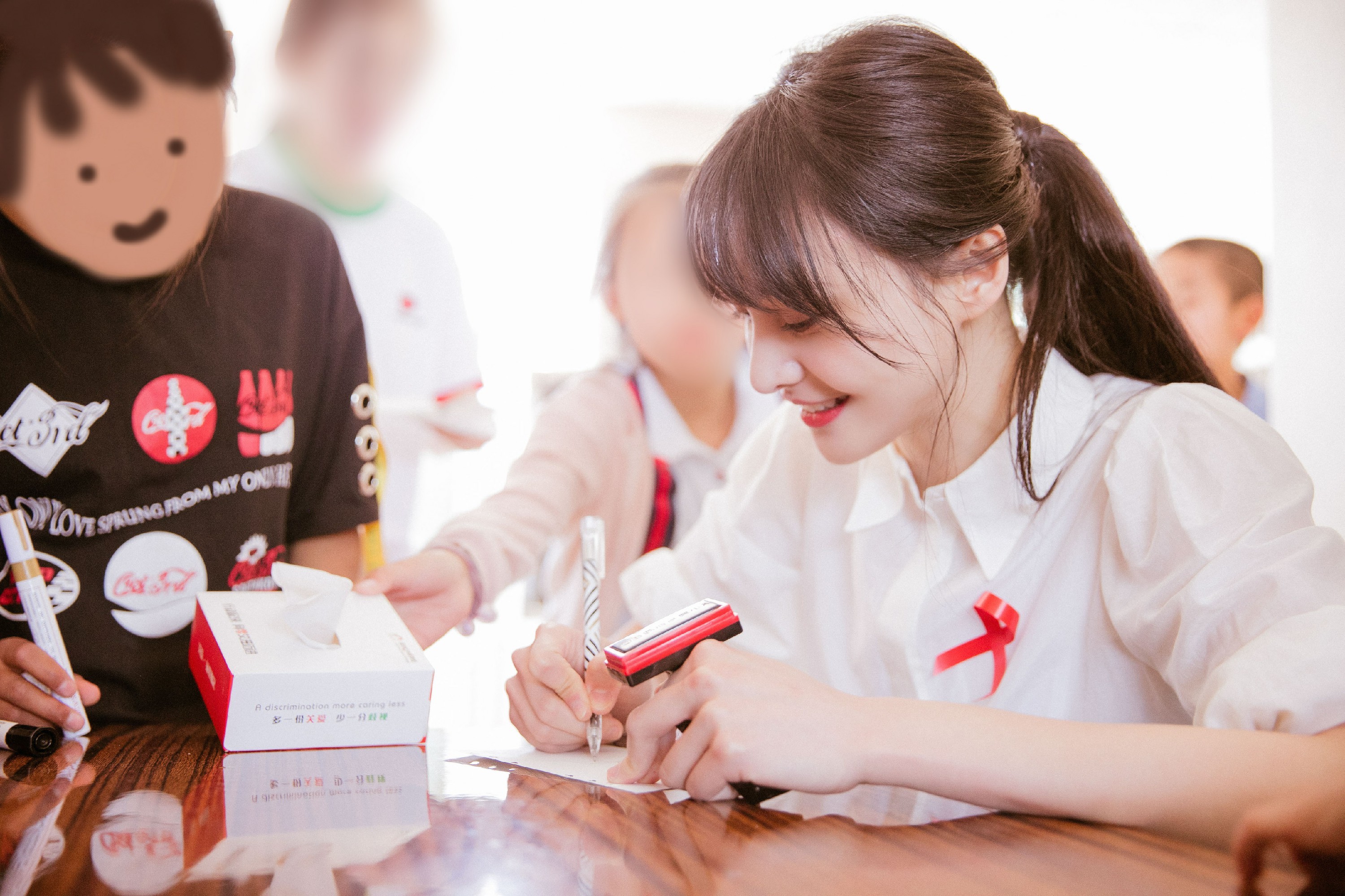 郑爽陆宇鹏探访临汾红丝带学校用温暖笑容消除歧视