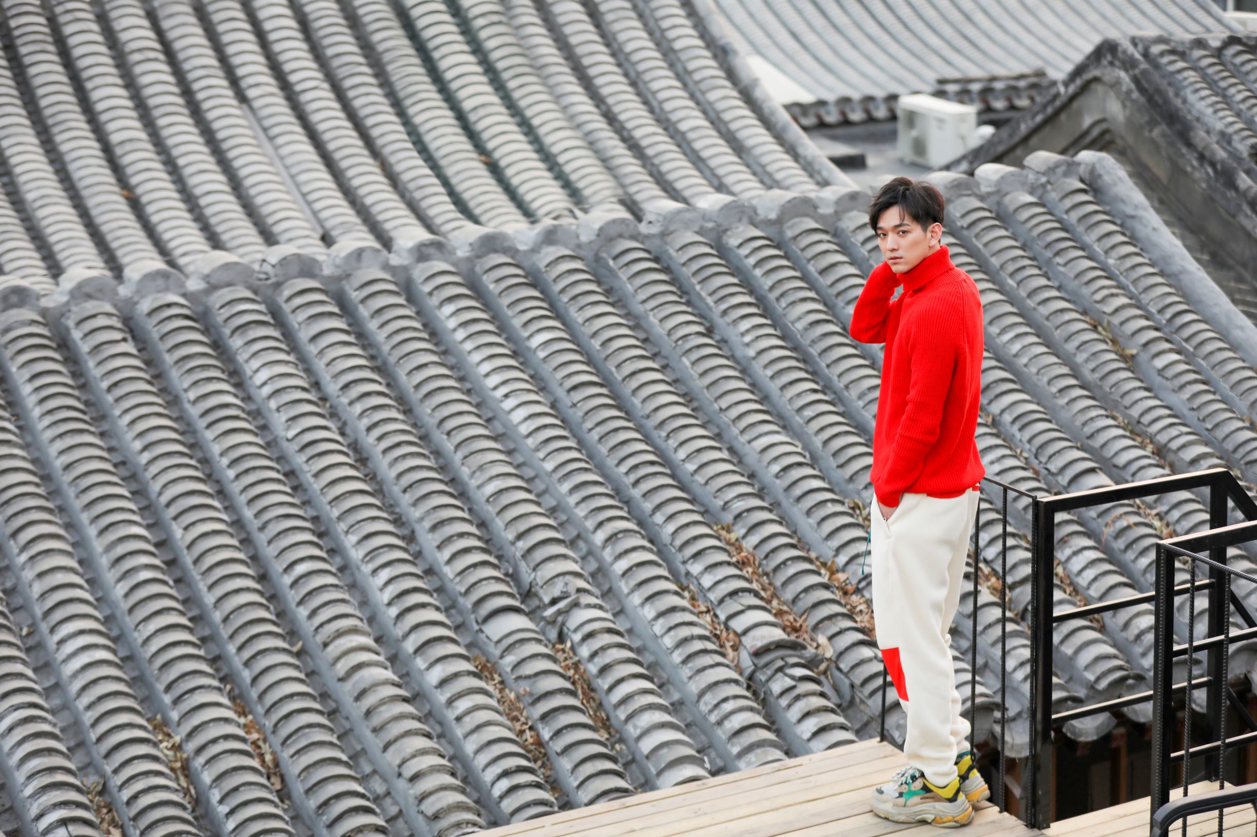 照片中,文苡帆身着红色毛衣,复古雅致;白色印花运动