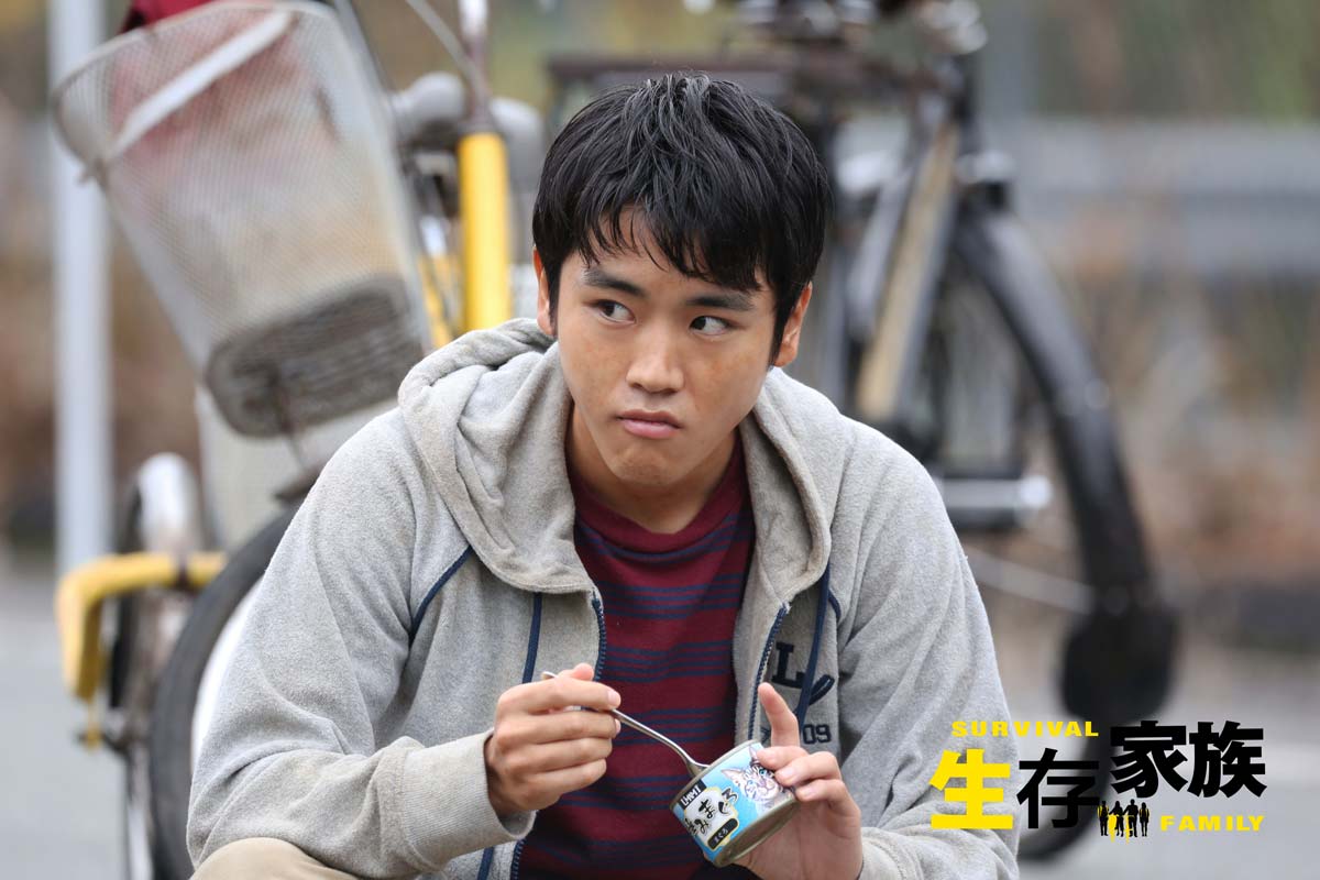 日前,口碑神作《生存家族》曝光了饥饿篇剧照,全球断电之后,"生存家族