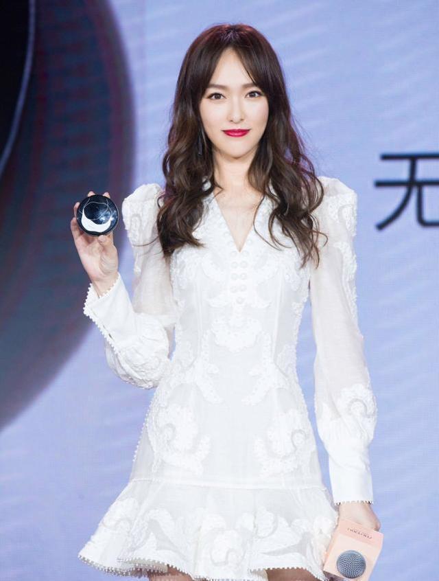都选同一时间出来宣传,更有意思的是,唐嫣出席活动也穿上了白色的裙子