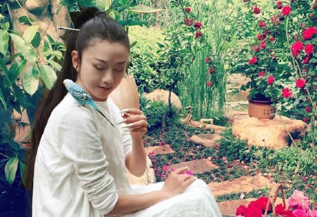 小彩旗母亲曝光,令人没想到竟然是她,难怪杨丽萍会抚养她!