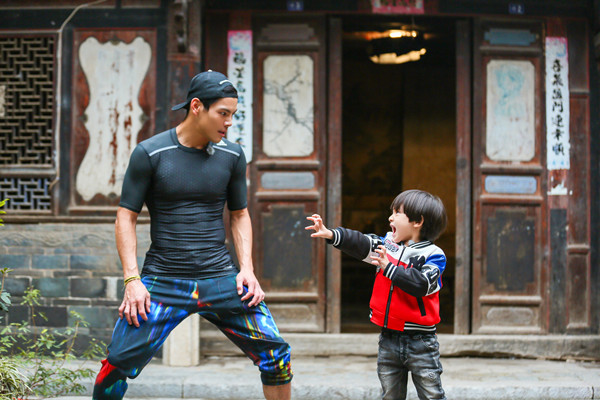 向佐加盟《爸爸4》晋升帅气奶爸 与李亦航互动有爱萌翻网友