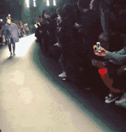 搞笑gif: 还不赶紧拿女朋友的口红试试 - 360娱乐，你开心就好