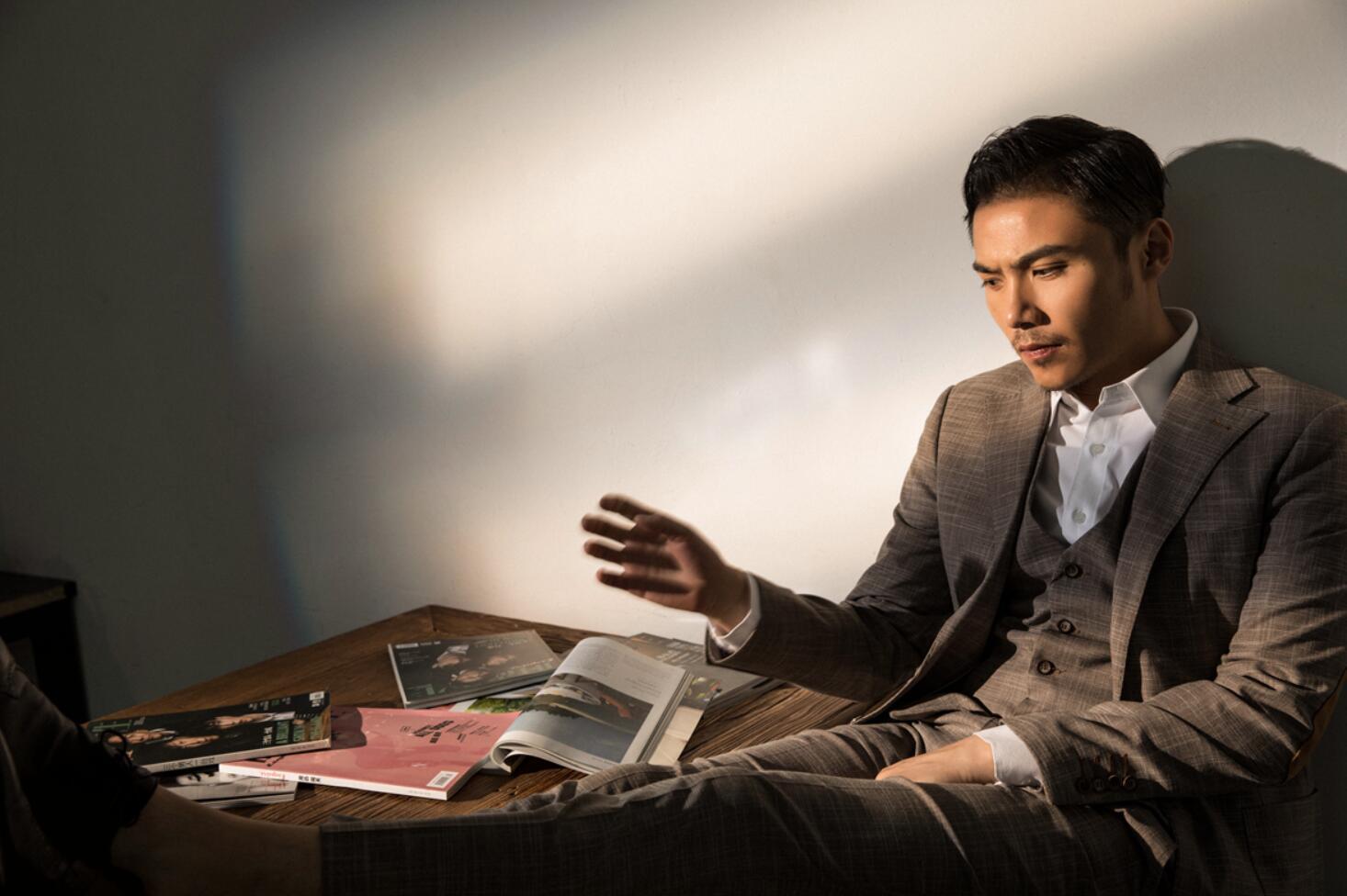 演员刘岳全新写真曝光内敛深沉尽显忧郁气质