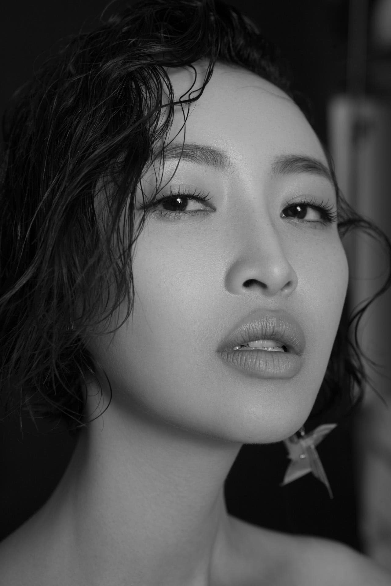 杨菲洋杂志大片新鲜出炉盐甜柔酷展多元young能量