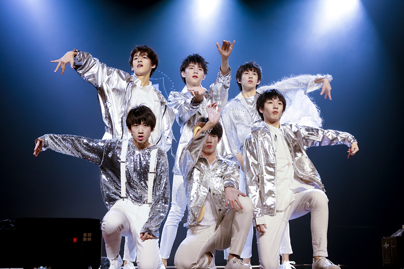 易安夏日祭演唱会火爆异常易安六子舞台泪洒