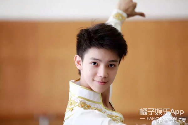 这还是小时候▼罗一舟,解放军艺术学院舞蹈系中专毕业,宁夏的,2000年.