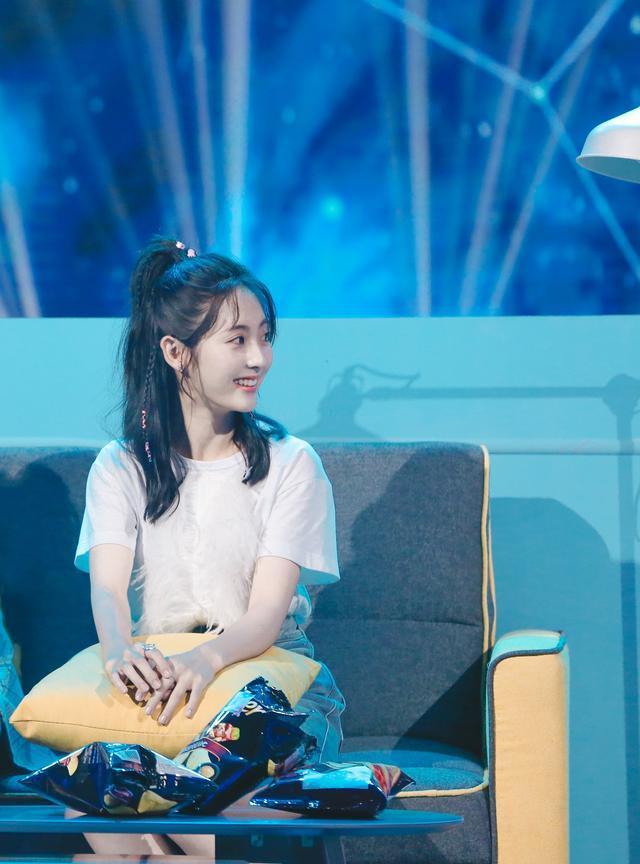 邢菲的综艺感并不仅止于此,蒙眼打人环节,她"放狠话"萌趣可爱又有梗