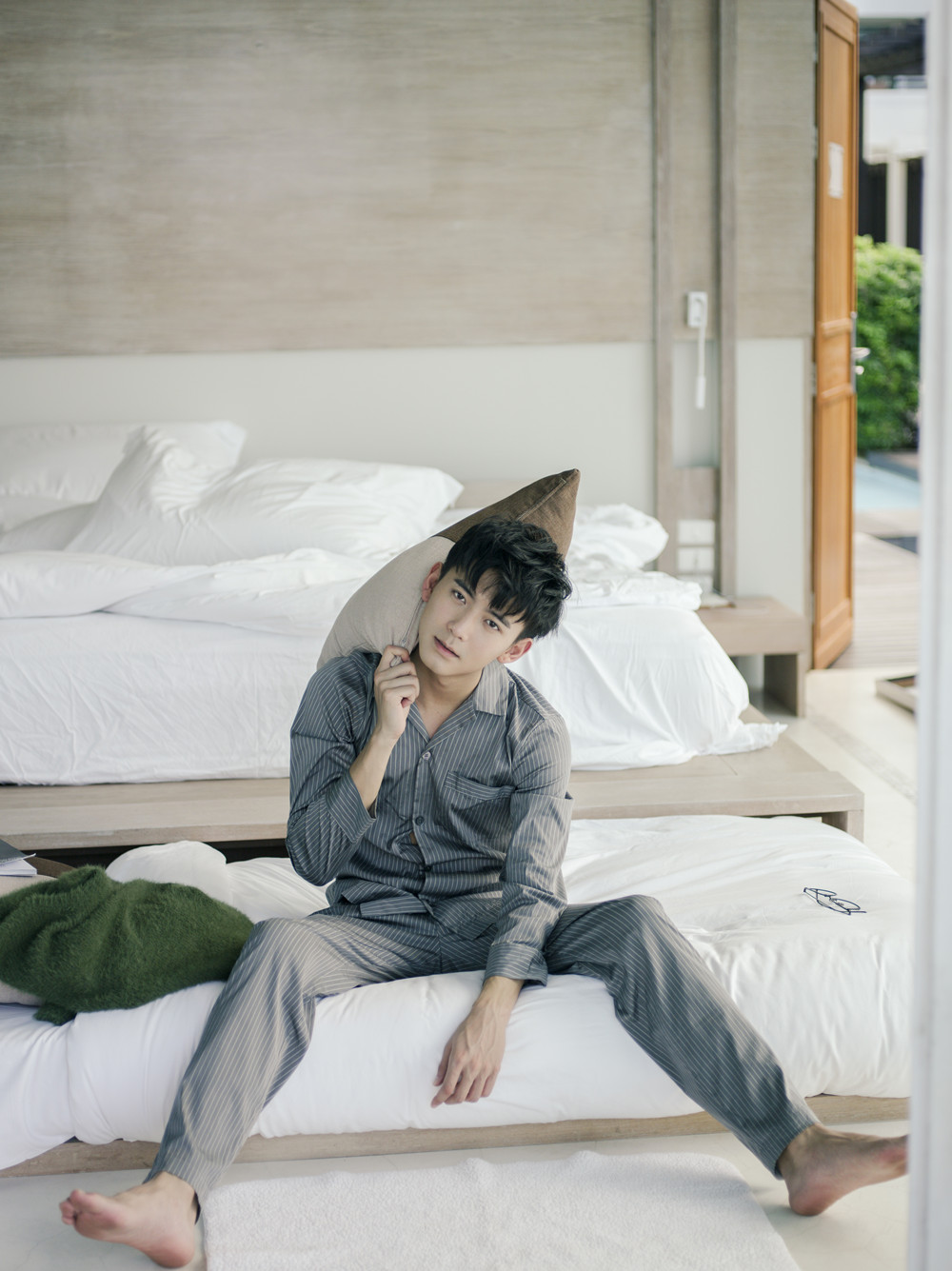 赵顺然最新写真曝光 邻家男孩阳光笑容温暖迷人