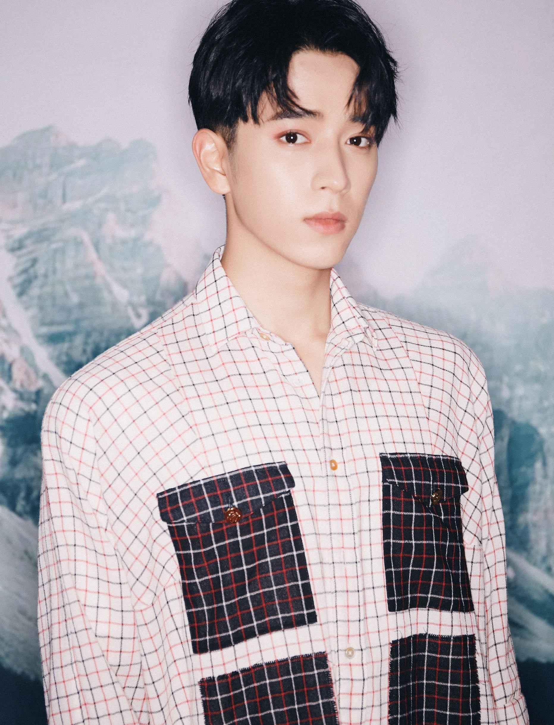 陈若轩粉领西装沉稳俊朗 斩获年度飞跃男演员