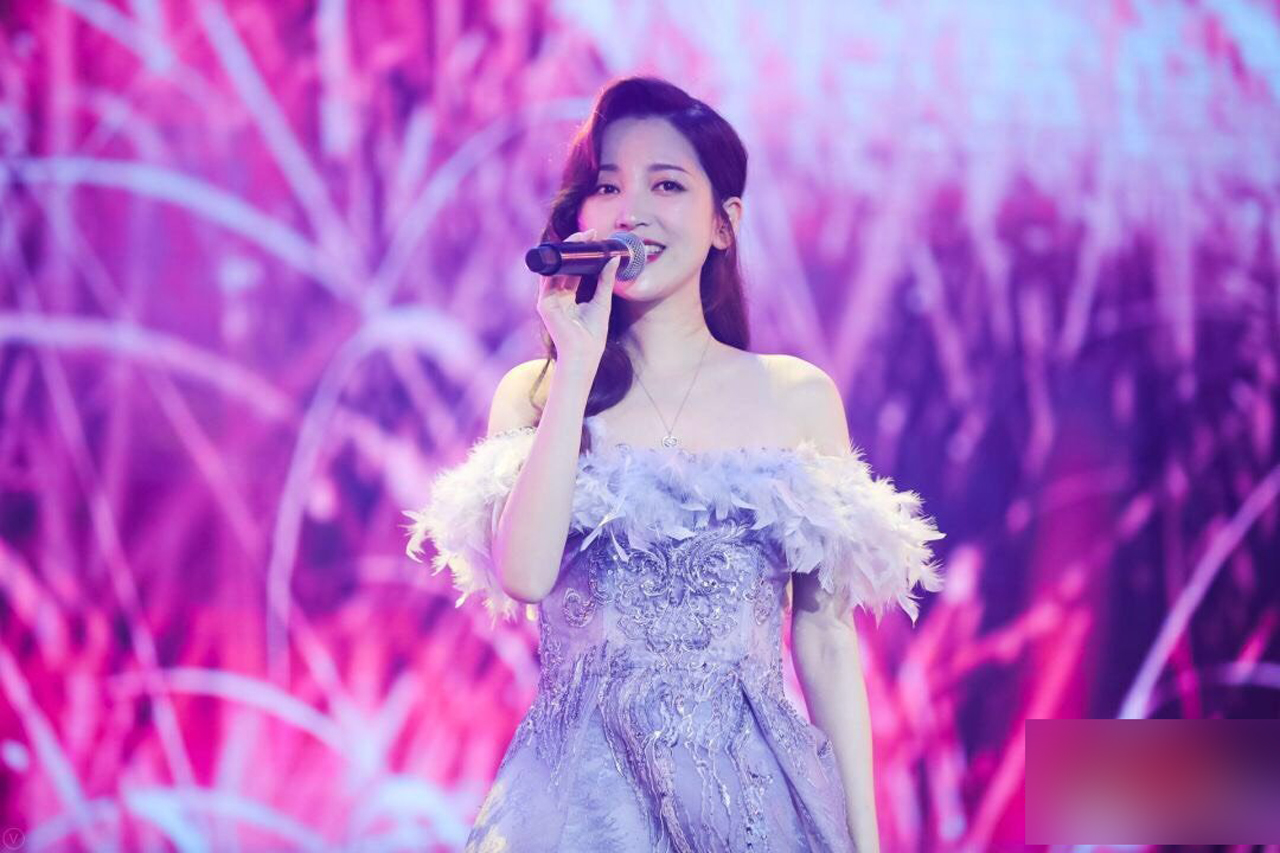 当天,金莎身着粉紫色抹胸拖地长裙亮相,大秀香肩锁骨,羽毛花边的设计