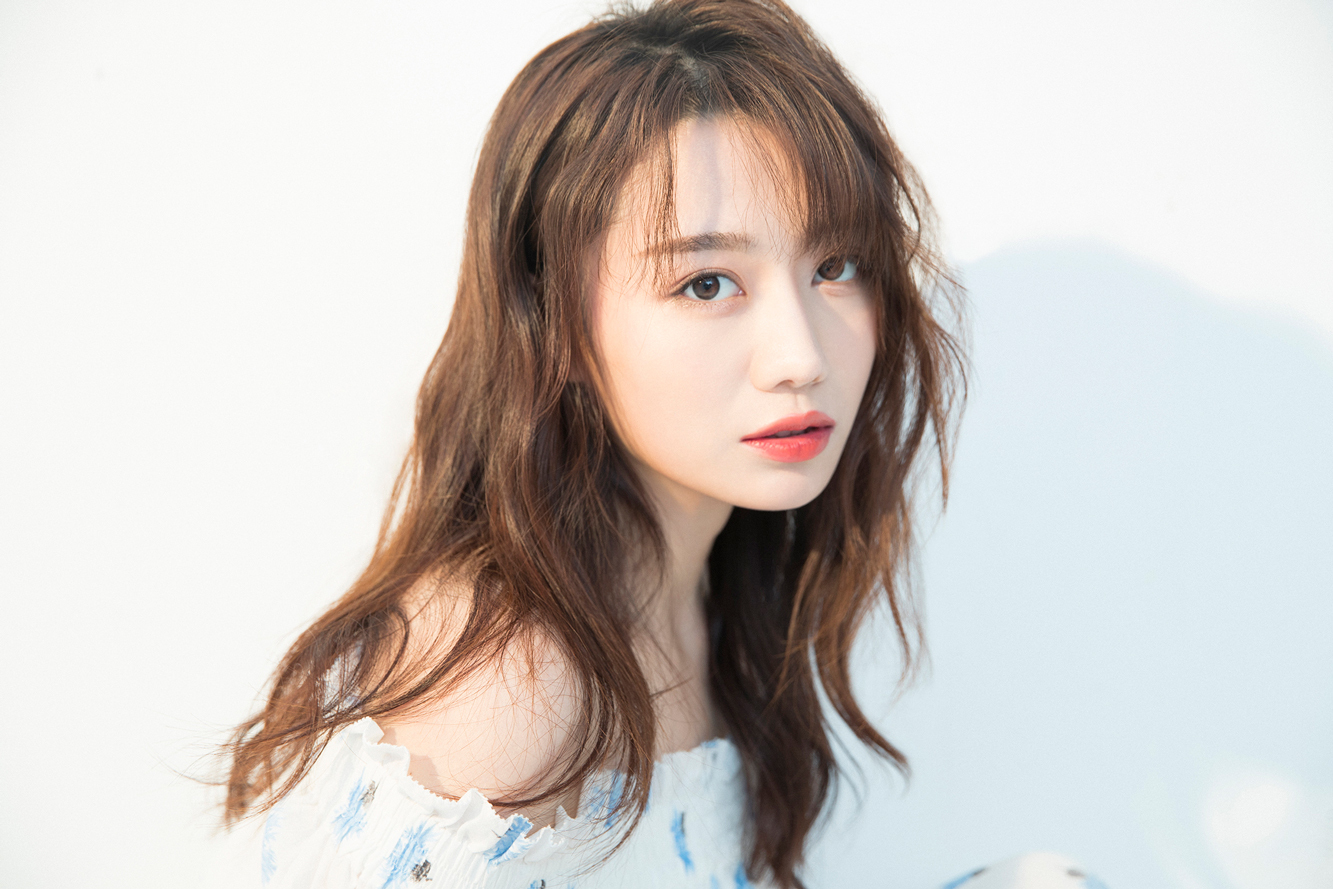 龙政璇淡雅写真曝光清新脱俗笑容甜美可人