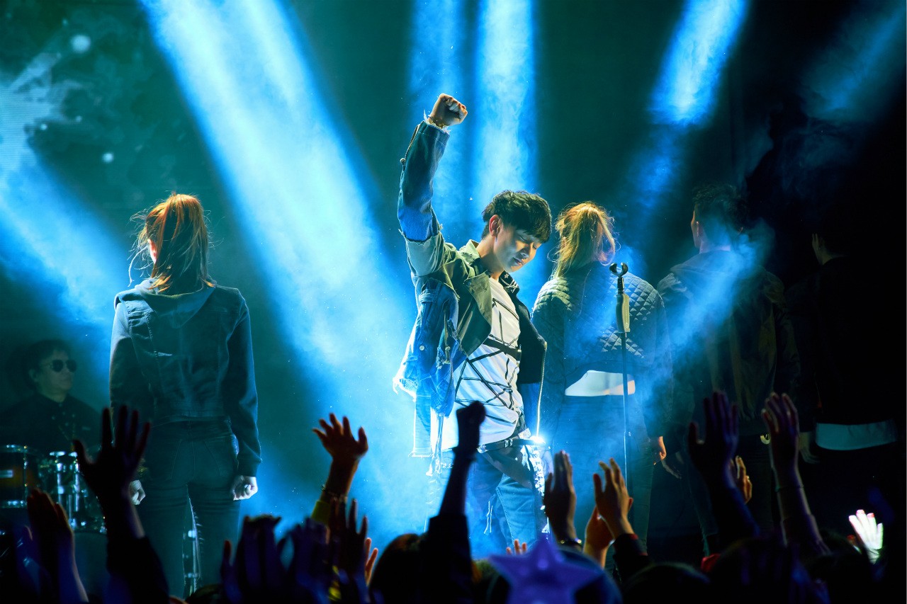 "我已经好久没有跟观众这么近距离的互动了,这种感觉比真的演唱会还要